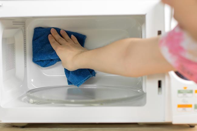 Como limpar microondas usando apenas um&nbsp;limão