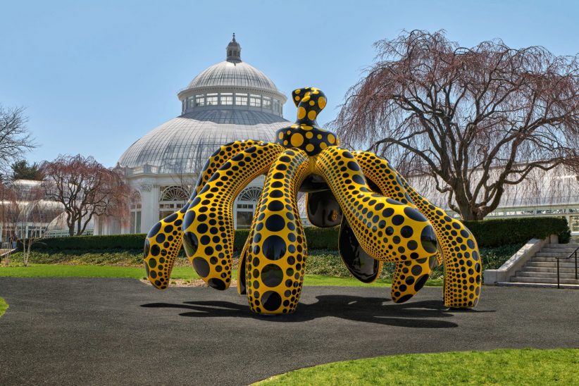 Yayoi Kusama envolve árvores do Jardim Botânico de Nova York com&nbsp;bolinhas