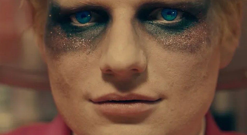 Assista a “Ed Sheeran – Bad Habits [Official Video]” no&nbsp;YouTube