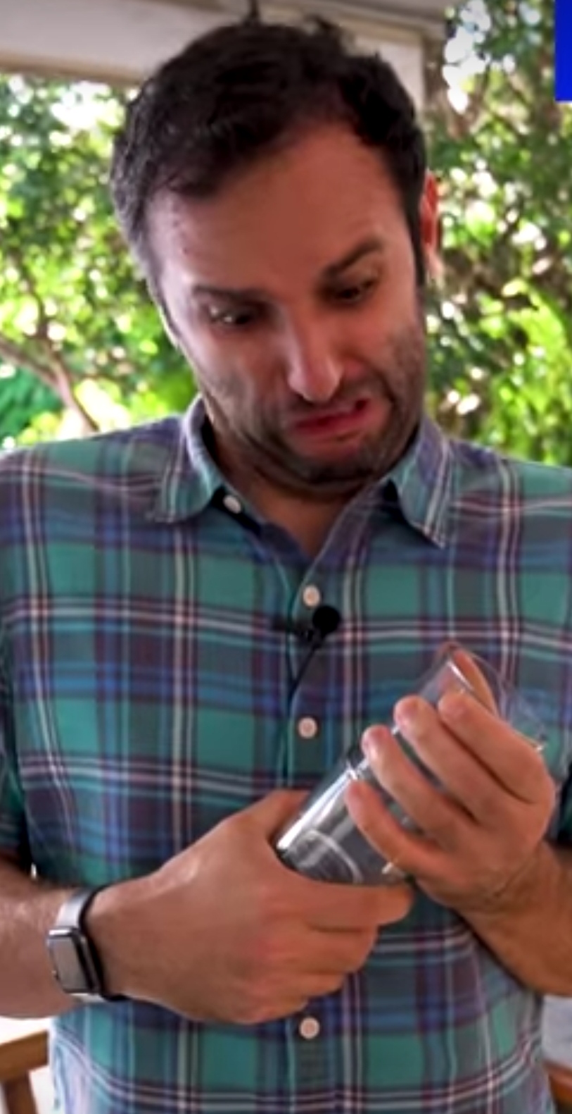 Assista a “NÃO DESENROSQUE COPO ASSIM! #Shorts” no YouTube