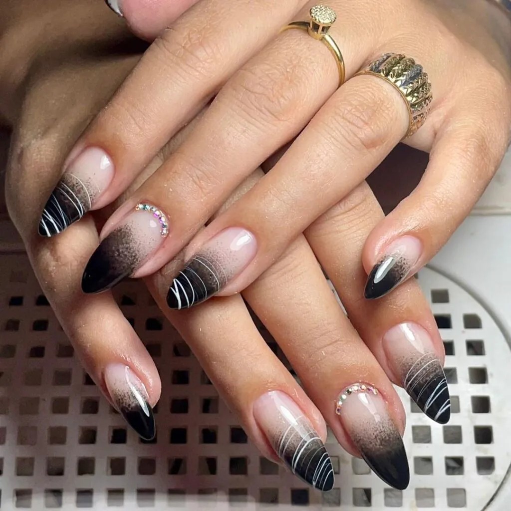 Unhas pretas redondas: 5 opções para&nbsp;brilhar!